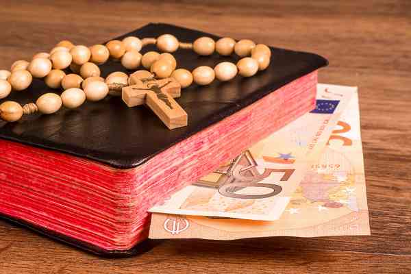 © GieZetStudio - stock.adobe.com Bibel und Geldscheine