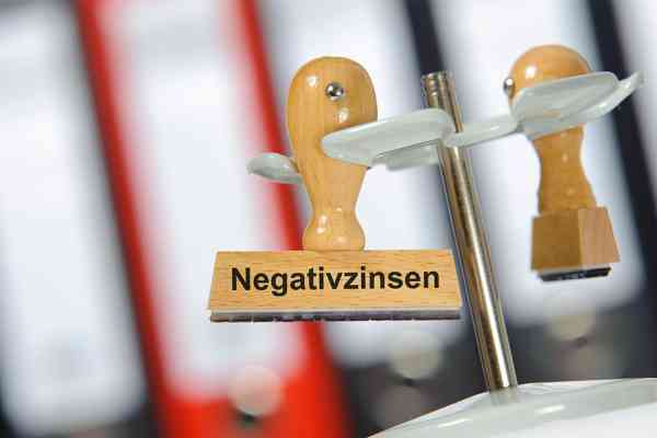 © Wolfilser - stock.adobe.com Stempel mit Aufschrift Negativzinsen