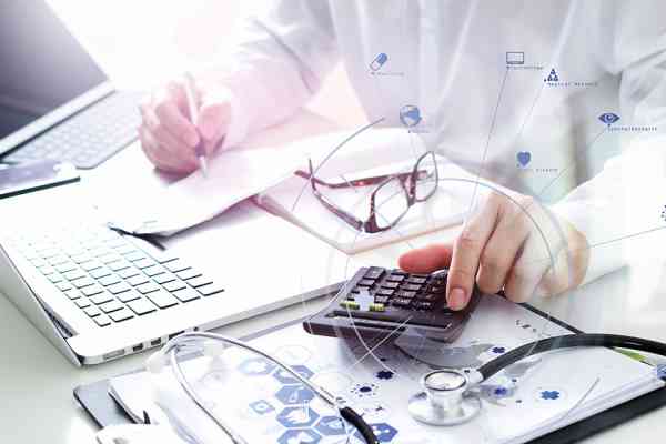 © everythingpossible - stock.adobe.com Arzt mit Taschenrechner