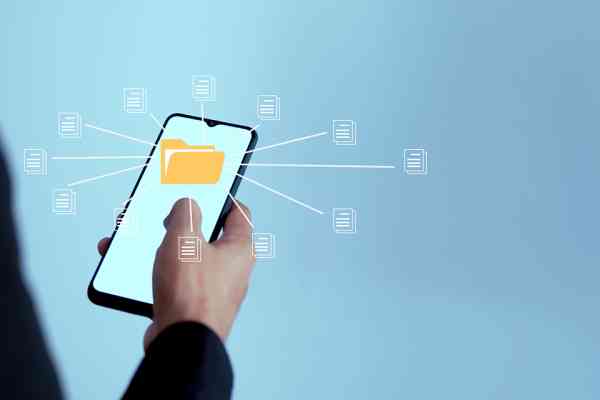 © K2Kstock - stock.adobe.com Mobiltelefon mit Akten Icon