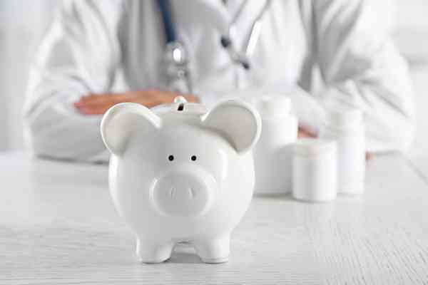 © Africa Studio - stock.adobe.com Arzt hinter Sparschwein