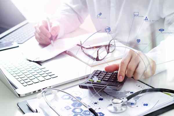 © everythingpossible - stock.adobe.com Arzt arbeitet am Laptop